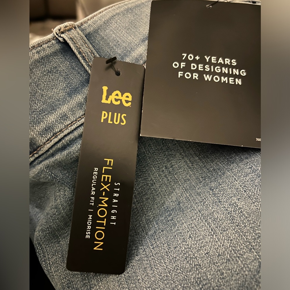 NWT! Lee Plus Size Straight Leg Blue Jeans Women's 30W Flex Motion Regular Fit - Picture 9 of 11
